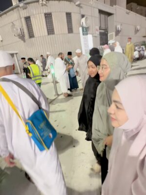 Amyra Rosli Instagram - MasyaAllah Tabarakallah
Best ending 2025, Makkah..
Where hearts find peace and prayers feel closer.
Jemput kami kembali Ya Allah.
@kembaraumrahsdnbhd