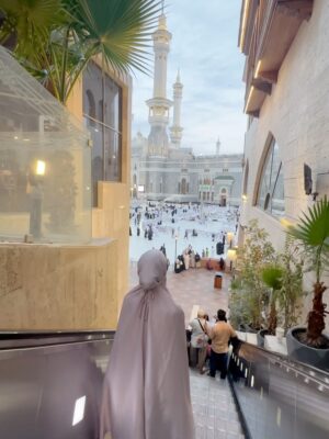 Amyra Rosli Instagram - MasyaAllah Tabarakallah
Best ending 2025, Makkah..
Where hearts find peace and prayers feel closer.
Jemput kami kembali Ya Allah.
@kembaraumrahsdnbhd