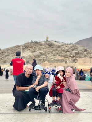 Amyra Rosli Instagram - MasyaAllah Tabarakallah
Best ending 2025, Makkah..
Where hearts find peace and prayers feel closer.
Jemput kami kembali Ya Allah.
@kembaraumrahsdnbhd