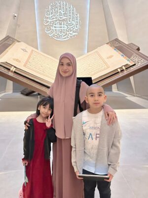 Amyra Rosli Instagram - MasyaAllah Tabarakallah
Best ending 2025, Makkah..
Where hearts find peace and prayers feel closer.
Jemput kami kembali Ya Allah.
@kembaraumrahsdnbhd
