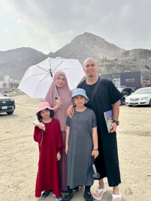 Amyra Rosli Instagram - MasyaAllah Tabarakallah
Best ending 2025, Makkah..
Where hearts find peace and prayers feel closer.
Jemput kami kembali Ya Allah.
@kembaraumrahsdnbhd