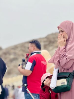 Amyra Rosli Instagram - MasyaAllah Tabarakallah
Best ending 2025, Makkah..
Where hearts find peace and prayers feel closer.
Jemput kami kembali Ya Allah.
@kembaraumrahsdnbhd