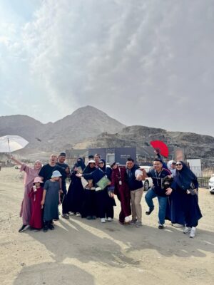 Amyra Rosli Instagram - MasyaAllah Tabarakallah
Best ending 2025, Makkah..
Where hearts find peace and prayers feel closer.
Jemput kami kembali Ya Allah.
@kembaraumrahsdnbhd