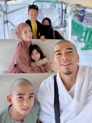 Amyra Rosli Instagram - MasyaAllah Tabarakallah
Best ending 2025, Makkah..
Where hearts find peace and prayers feel closer.
Jemput kami kembali Ya Allah.
@kembaraumrahsdnbhd