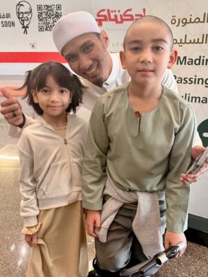 Amyra Rosli Instagram - MasyaAllah Tabarakallah
Best ending 2025, Makkah..
Where hearts find peace and prayers feel closer.
Jemput kami kembali Ya Allah.
@kembaraumrahsdnbhd