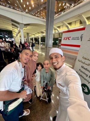 Amyra Rosli Instagram - MasyaAllah Tabarakallah
Best ending 2025, Makkah..
Where hearts find peace and prayers feel closer.
Jemput kami kembali Ya Allah.
@kembaraumrahsdnbhd