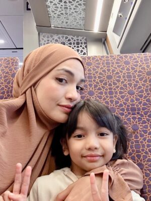 Amyra Rosli Instagram - MasyaAllah Tabarakallah
Best ending 2025, Makkah..
Where hearts find peace and prayers feel closer.
Jemput kami kembali Ya Allah.
@kembaraumrahsdnbhd