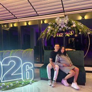 Ana María Estupiñán Instagram - Este año estuvo lleno de momentos hermosos, también muy retadores y desafiantes, pero en definitiva mi highlight del año es la respuesta a tantas oraciones durante años contestada 🐣.
@37matty este es el año en el que nuestras vidas van a cambiar para siempre y nuestra familia va empezar a crecer; el año en el que conoceremos la carita de nuestro hijo, escucharemos su voz y tendremos que volvernos nuestra mejor versión para ser su mejor ejemplo; qué emocionante este nuevo año que comienza para nosotros.
Buen Dios solo te pido que este 2026 nos acompañes en cada paso, cada decisión, qué nos des la sabiduría que necesitamos para ser los mejores papás para Emanuel, gracias por esta sorpresa que nos tenías preparada en el 2025 y gracias por tanto amor.
A tod@s ustedes que nos han acompañado por aquí y han sido cómplices de muchos de los momentos más hermosos e importantes de mi vida y nuestro matrimonio, les deseamos un feliz año lleno de todas las bendiciones, sueños cumplidos y muchísima salud.
L@s queremos y llevamos en nuestro corazón ♡
F E L I Z 2 0 2 6 ! ! !