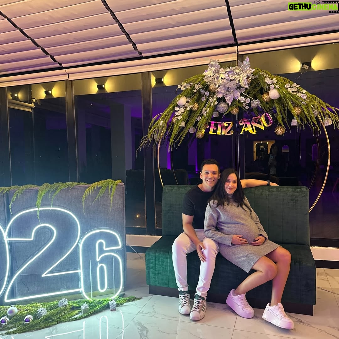 Ana María Estupiñán - 15.7K Likes - Este año estuvo lleno de momentos hermosos, también muy retadores y desafiantes, pero en definitiva mi highlight del año es la respuesta a tantas oraciones durante años contestada 🐣. 
@37matty este es el año en el que nuestras vidas van a cambiar para siempre y nuestra familia va empezar a crecer; el año en el que conoceremos la carita de nuestro hijo, escucharemos su voz y tendremos que volvernos nuestra mejor versión para ser su mejor ejemplo; qué emocionante este nuevo año que comienza para nosotros.

Buen Dios solo te pido que este 2026 nos acompañes en cada paso, cada decisión, qué nos des la sabiduría que necesitamos para ser los mejores papás para Emanuel, gracias por esta sorpresa que nos tenías preparada en el 2025 y gracias por tanto amor.

A tod@s ustedes que nos han acompañado por aquí y han sido cómplices de muchos de los momentos más hermosos e importantes de mi vida y nuestro matrimonio, les deseamos un feliz año lleno de todas las bendiciones, sueños cumplidos y muchísima salud. 
L@s queremos y llevamos en nuestro corazón ♡ 
F E L I Z  2 0 2 6 ! ! !