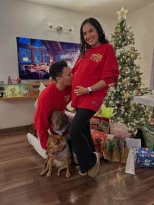 Ana María Estupiñán Instagram - Nuestra primera Navidad siendo 3 🥰 hoy celebramos el nacimiento de Jesús y qué ÉL es lo más hermoso que tenemos, pero también celebramos qué cumplió uno de los anhelos más grandes de nuestros corazones 🐣
Gracias Jesús por tanto, feliz cumpleaños, te amamos!!!
Feliz Navidad, qué esta sea una noche muy especial llena de muchísimo amor y alegría para tod@s ♡