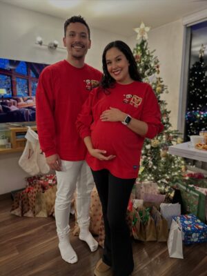 Ana María Estupiñán Instagram - Nuestra primera Navidad siendo 3 🥰 hoy celebramos el nacimiento de Jesús y qué ÉL es lo más hermoso que tenemos, pero también celebramos qué cumplió uno de los anhelos más grandes de nuestros corazones 🐣
Gracias Jesús por tanto, feliz cumpleaños, te amamos!!!
Feliz Navidad, qué esta sea una noche muy especial llena de muchísimo amor y alegría para tod@s ♡