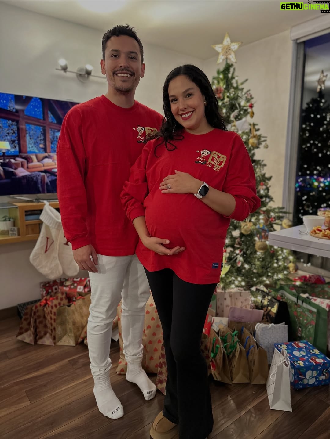 Ana María Estupiñán - 73.6K Likes - Nuestra primera Navidad siendo 3 🥰 hoy celebramos el nacimiento de Jesús y qué ÉL es lo más hermoso que tenemos, pero también celebramos qué cumplió uno de los anhelos más grandes de nuestros corazones 🐣 

Gracias Jesús por tanto, feliz cumpleaños, te amamos!!! 

Feliz Navidad, qué esta sea una noche muy especial llena de muchísimo amor y alegría para tod@s ♡