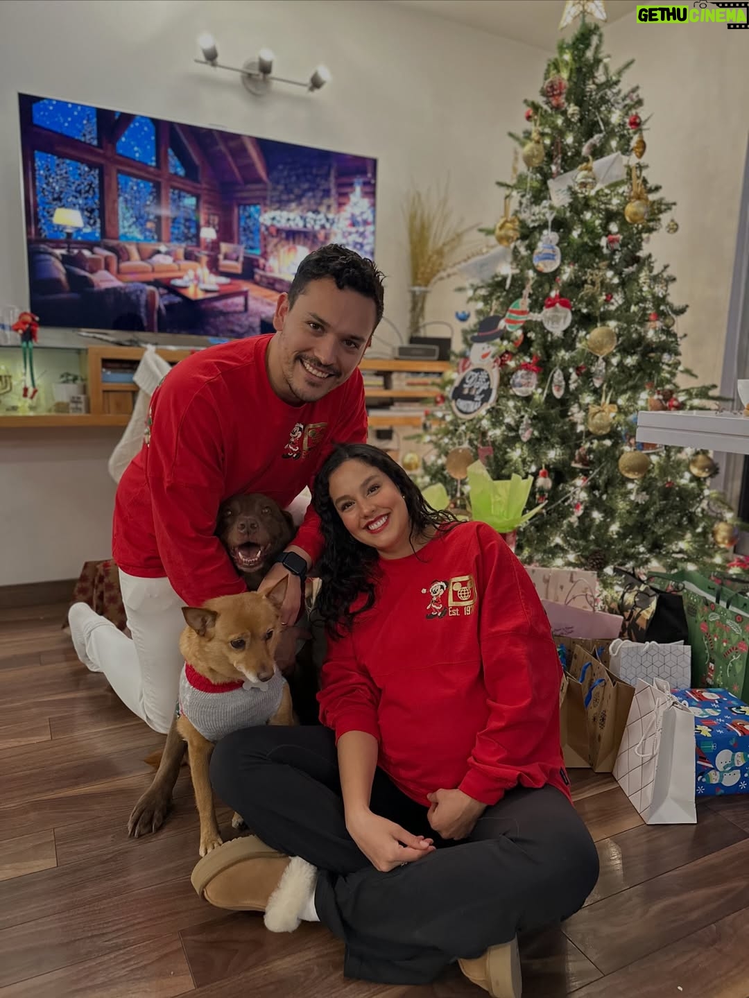 Ana María Estupiñán - 73.6K Likes - Nuestra primera Navidad siendo 3 🥰 hoy celebramos el nacimiento de Jesús y qué ÉL es lo más hermoso que tenemos, pero también celebramos qué cumplió uno de los anhelos más grandes de nuestros corazones 🐣 

Gracias Jesús por tanto, feliz cumpleaños, te amamos!!! 

Feliz Navidad, qué esta sea una noche muy especial llena de muchísimo amor y alegría para tod@s ♡