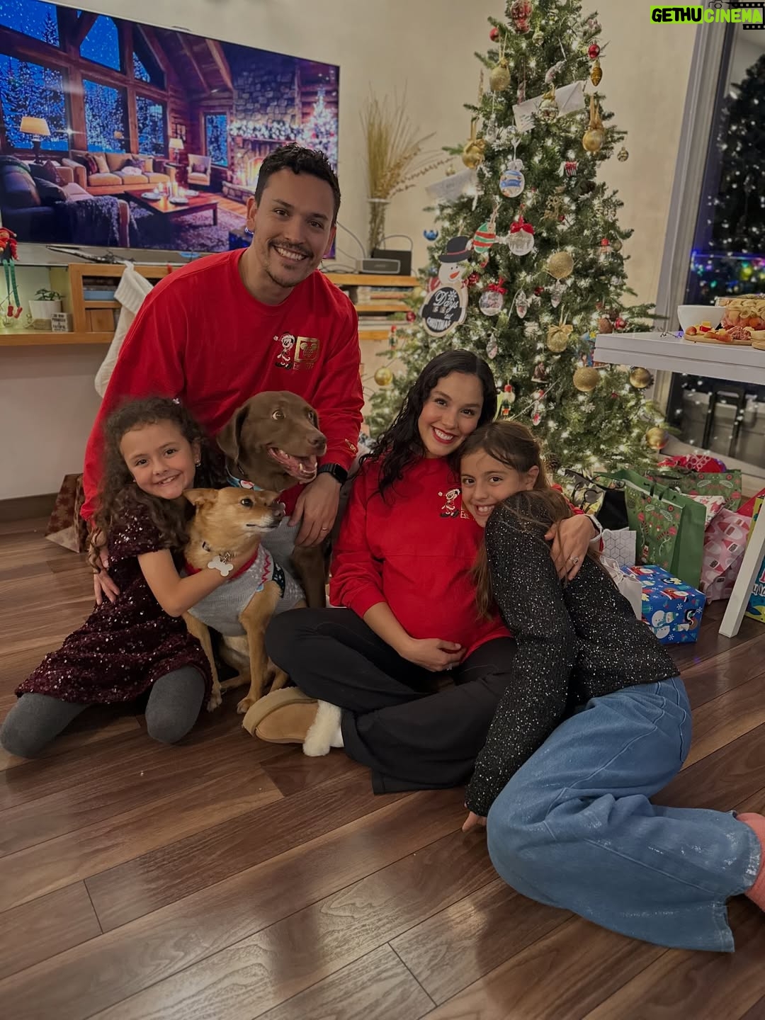 Ana María Estupiñán - 73.6K Likes - Nuestra primera Navidad siendo 3 🥰 hoy celebramos el nacimiento de Jesús y qué ÉL es lo más hermoso que tenemos, pero también celebramos qué cumplió uno de los anhelos más grandes de nuestros corazones 🐣 

Gracias Jesús por tanto, feliz cumpleaños, te amamos!!! 

Feliz Navidad, qué esta sea una noche muy especial llena de muchísimo amor y alegría para tod@s ♡