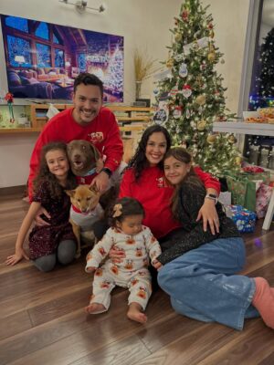Ana María Estupiñán Instagram - Nuestra primera Navidad siendo 3 🥰 hoy celebramos el nacimiento de Jesús y qué ÉL es lo más hermoso que tenemos, pero también celebramos qué cumplió uno de los anhelos más grandes de nuestros corazones 🐣
Gracias Jesús por tanto, feliz cumpleaños, te amamos!!!
Feliz Navidad, qué esta sea una noche muy especial llena de muchísimo amor y alegría para tod@s ♡