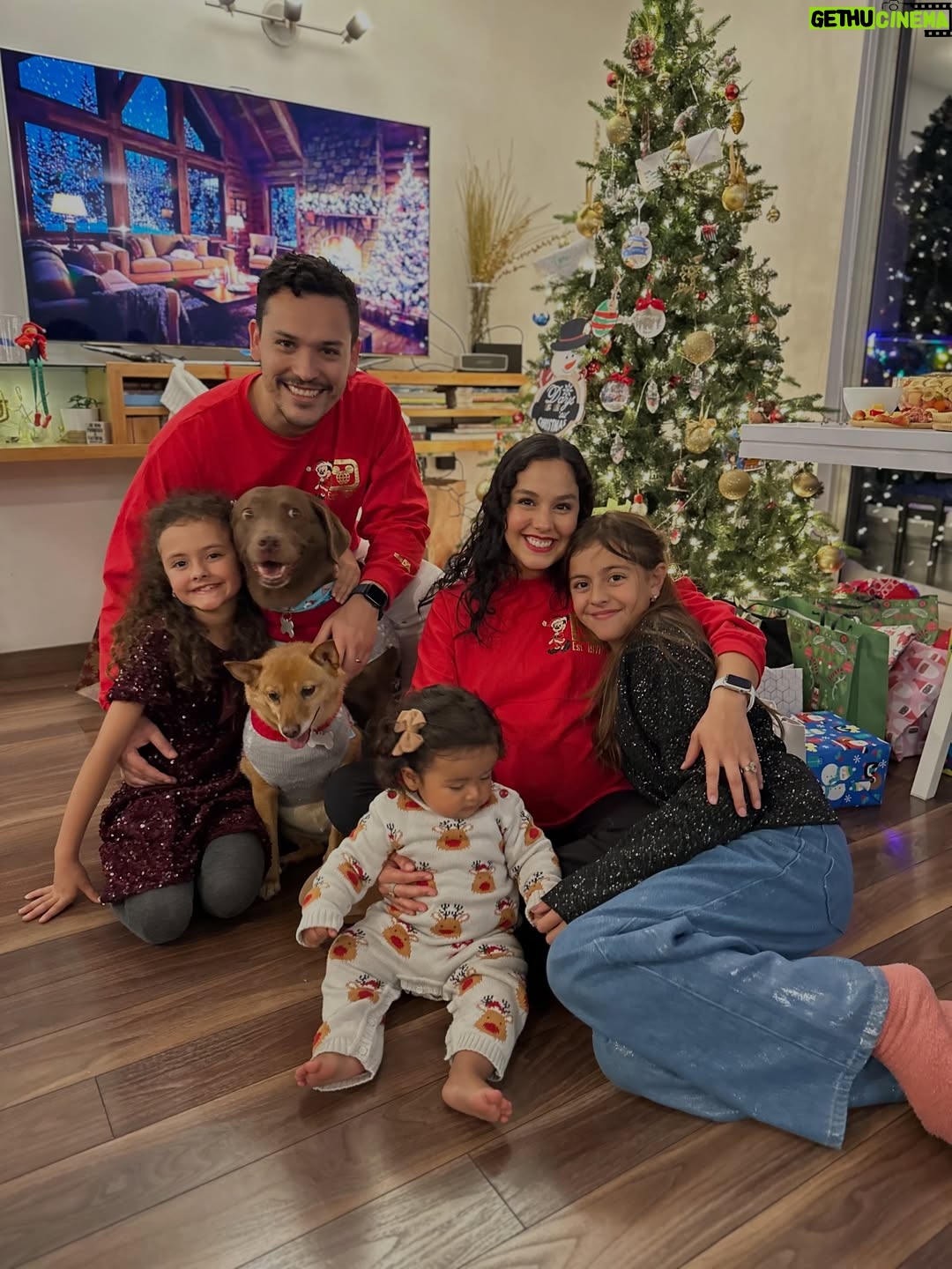 Ana María Estupiñán - 73.6K Likes - Nuestra primera Navidad siendo 3 🥰 hoy celebramos el nacimiento de Jesús y qué ÉL es lo más hermoso que tenemos, pero también celebramos qué cumplió uno de los anhelos más grandes de nuestros corazones 🐣 

Gracias Jesús por tanto, feliz cumpleaños, te amamos!!! 

Feliz Navidad, qué esta sea una noche muy especial llena de muchísimo amor y alegría para tod@s ♡