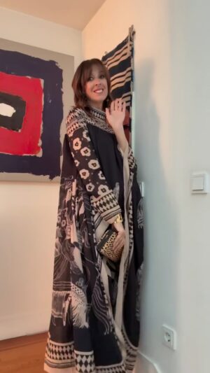 Ana Marques Instagram - Já estou pronta para o Réveillon 🙄😂 com ares de Médio Oriente ( que a viagem ao Egipto ainda não me saiu da cabeça)… o vestido tem manga comprida - coisa que vai dar muito jeito nesta noite gelada- e as botas são tipo collant ( quentinhas)… já sei que querem saber, cá vai:
Vestido 👗 @loveitbyelsaegabrielaleite
Botas @aldo_shoes ( muuuito antigas)
Brincos e pulseiras @pedradura_oficial sempre
Clutch @gustoko_lisboa a minha paixão mais recente
#parceria