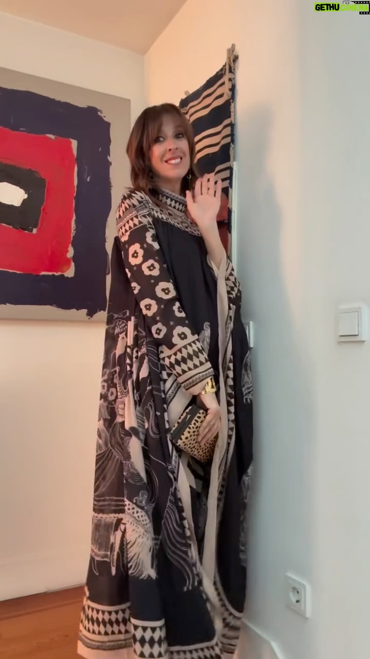 Ana Marques - 2K Likes - Já estou pronta para o Réveillon 🙄😂 com ares de Médio Oriente ( que a viagem ao Egipto ainda  não me saiu da cabeça)… o vestido tem manga comprida - coisa que vai dar muito jeito nesta noite gelada-  e as botas são tipo collant ( quentinhas)… já sei que querem saber, cá vai: 
Vestido 👗 @loveitbyelsaegabrielaleite 
Botas @aldo_shoes ( muuuito antigas) 
Brincos e pulseiras @pedradura_oficial sempre
Clutch @gustoko_lisboa a minha paixão mais recente 

#parceria