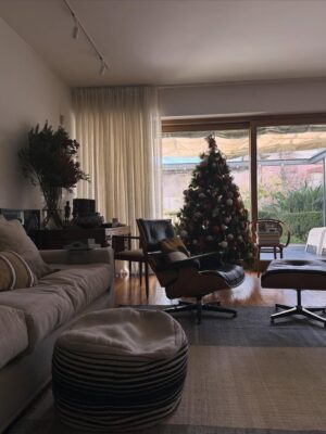 Ana Marques Instagram - Também adoro esta parte do Natal… 
Ainda cheira a Pinheiro e a fatias douradas. A casa volta a estar arrumada. Já troquei a toalha 3 vezes como se estivesse a repetir a consoada. Ainda há bolos e queijos em cima da mesa. Luzes q piscam. Mas há um silêncio de missão cumprida. Gosto desta calmaria. Como uma bonança depois da “tempestade boa”. Ainda é Natal… 🎄♥️