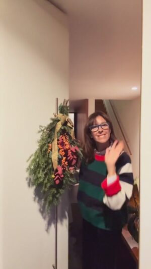 Ana Marques Instagram - Tenho daquelas portas de entrada que não dão para pendurar uma linda e redonda coroa de Natal.
Portanto, vai de “cacho” e de esguelha…
Este ano levou Pinheiro nacional, eucalipto dólar Bordeaux , bagas laranja e fita dourada. ✔️