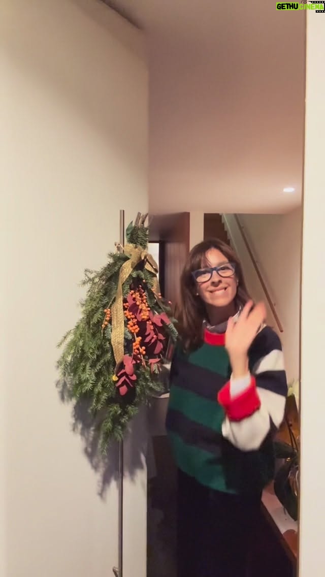 Ana Marques - 2.6K Likes - Tenho daquelas portas de entrada que não dão para pendurar uma linda e redonda coroa de Natal. 
Portanto, vai de “cacho” e de esguelha… 
Este ano levou Pinheiro nacional, eucalipto dólar Bordeaux , bagas laranja e fita dourada. ✔️