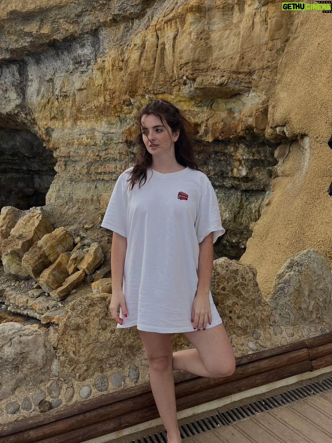 Ana Marta Contente - 3.9K Likes - A loucura deixou de me assustar.
O mar é tal e qual a loucura.
E não se luta contra a corrente.
Aprende-se a navegá-la

Acho que percebi que o verdadeiro adversário dos lunáticos não é a própria loucura, mas a resistência persistente a essa dita insanidade.
Assim designada apenas por não se encaixar nos contornos normativos, no que faz mais sentido para a a maioria, no que a maioria sente e experiencia.

A loucura já dilacera por si só, não é necessário acrescentar-lhe o suplício da conformidade, da vergonha e da culpa.
Por vezes calo-me na escrita por desejar que as palavras sejam belas.
Mas às vezes os clichês são exatamente o que precisamos de “deitar cá para fora” ( ler com a voz do anúncio icónico deita-ca-para-fora).
São clichês por algum motivo, pois persistem não por casualidade, mas por aplicabilidade reiterada.