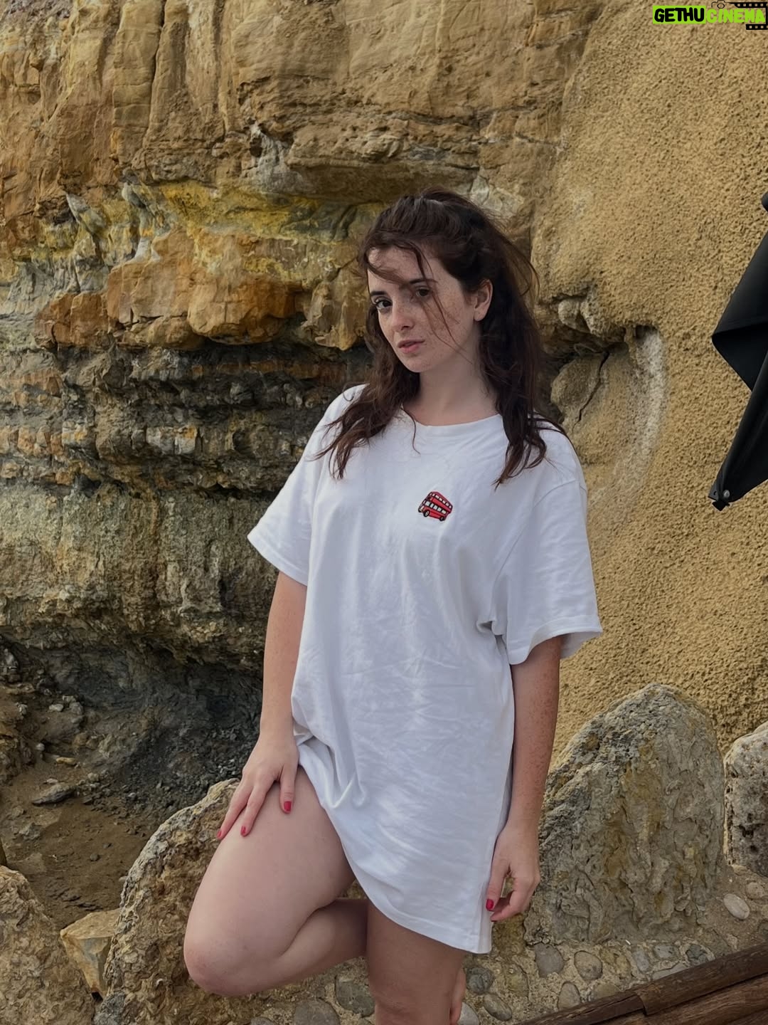 Ana Marta Contente - 3.9K Likes - A loucura deixou de me assustar.
O mar é tal e qual a loucura.
E não se luta contra a corrente.
Aprende-se a navegá-la

Acho que percebi que o verdadeiro adversário dos lunáticos não é a própria loucura, mas a resistência persistente a essa dita insanidade.
Assim designada apenas por não se encaixar nos contornos normativos, no que faz mais sentido para a a maioria, no que a maioria sente e experiencia.

A loucura já dilacera por si só, não é necessário acrescentar-lhe o suplício da conformidade, da vergonha e da culpa.
Por vezes calo-me na escrita por desejar que as palavras sejam belas.
Mas às vezes os clichês são exatamente o que precisamos de “deitar cá para fora” ( ler com a voz do anúncio icónico deita-ca-para-fora).
São clichês por algum motivo, pois persistem não por casualidade, mas por aplicabilidade reiterada.