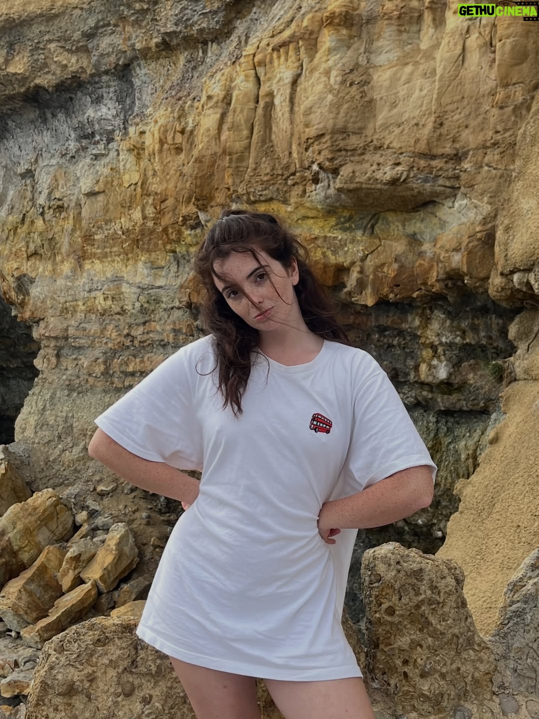 Ana Marta Contente - 3.9K Likes - A loucura deixou de me assustar.
O mar é tal e qual a loucura.
E não se luta contra a corrente.
Aprende-se a navegá-la

Acho que percebi que o verdadeiro adversário dos lunáticos não é a própria loucura, mas a resistência persistente a essa dita insanidade.
Assim designada apenas por não se encaixar nos contornos normativos, no que faz mais sentido para a a maioria, no que a maioria sente e experiencia.

A loucura já dilacera por si só, não é necessário acrescentar-lhe o suplício da conformidade, da vergonha e da culpa.
Por vezes calo-me na escrita por desejar que as palavras sejam belas.
Mas às vezes os clichês são exatamente o que precisamos de “deitar cá para fora” ( ler com a voz do anúncio icónico deita-ca-para-fora).
São clichês por algum motivo, pois persistem não por casualidade, mas por aplicabilidade reiterada.
