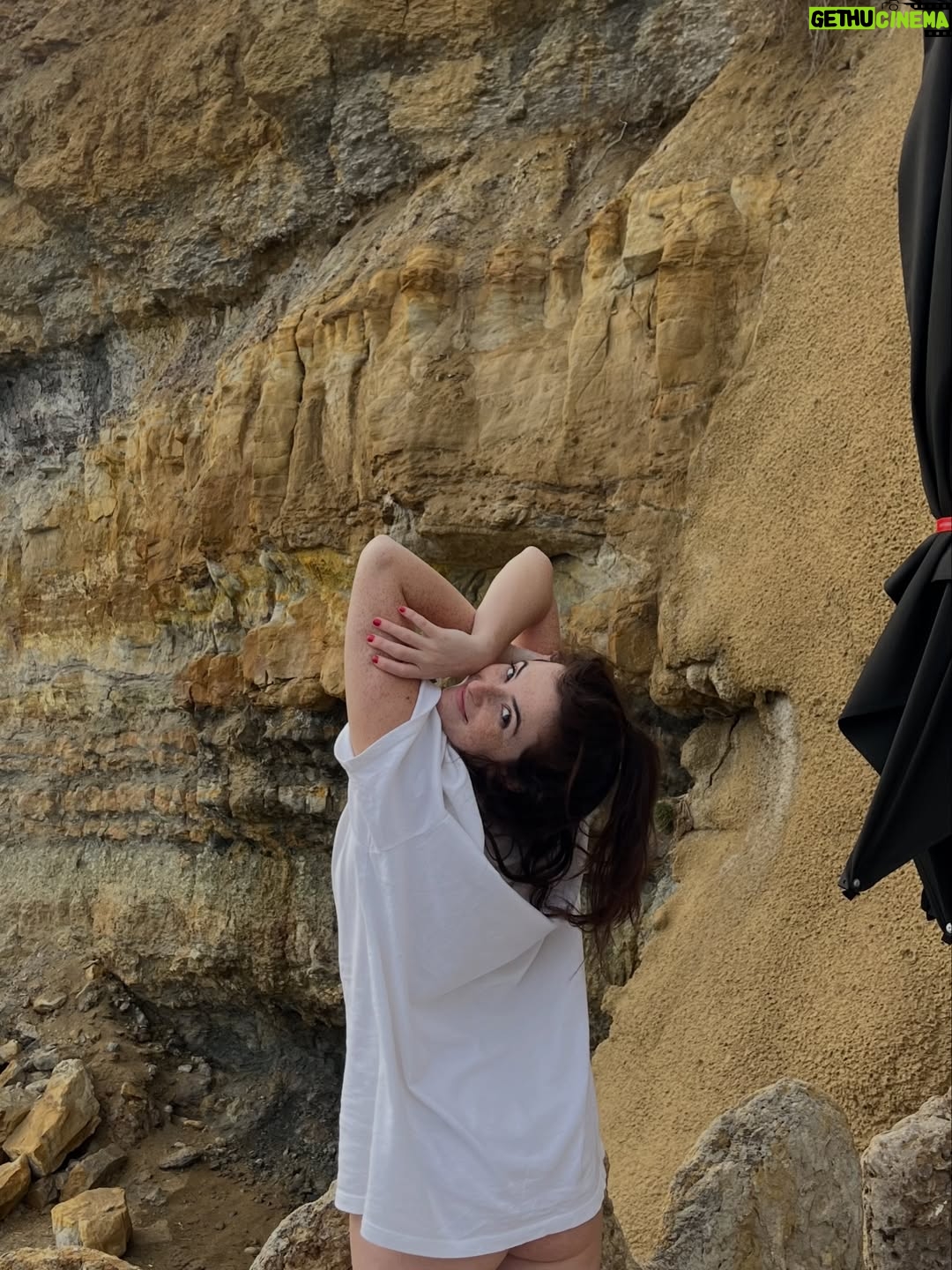 Ana Marta Contente - 3.9K Likes - A loucura deixou de me assustar.
O mar é tal e qual a loucura.
E não se luta contra a corrente.
Aprende-se a navegá-la

Acho que percebi que o verdadeiro adversário dos lunáticos não é a própria loucura, mas a resistência persistente a essa dita insanidade.
Assim designada apenas por não se encaixar nos contornos normativos, no que faz mais sentido para a a maioria, no que a maioria sente e experiencia.

A loucura já dilacera por si só, não é necessário acrescentar-lhe o suplício da conformidade, da vergonha e da culpa.
Por vezes calo-me na escrita por desejar que as palavras sejam belas.
Mas às vezes os clichês são exatamente o que precisamos de “deitar cá para fora” ( ler com a voz do anúncio icónico deita-ca-para-fora).
São clichês por algum motivo, pois persistem não por casualidade, mas por aplicabilidade reiterada.