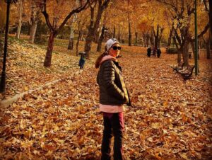 Ana Nemati Instagram - یادگاری از پائیز ۱۴۰۰ 🍁
 من از لذت زیستن در جهان برخوردار هستم ، زندگی میکنم و عشق میورزم