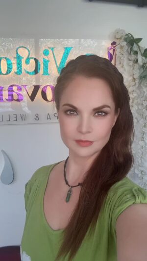 Ana Patricia Rojo Instagram - @dr.victortrovamala Feliz Viernes, nos vemos en el teatro!!!🎭 #lasleonas