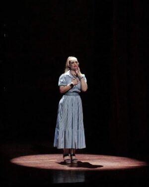 Ana Patricia Rojo Instagram - Gracias Tuxtla Gutiérrez por la funciones de ayer.. Gracias por las fotos @lyamisai 📸 Gracias por el café delicioso que me obsequiaron por las risas y los aplausos. Nos vemos el miércoles 3 en Tehuacán Puebla. Feliz inicio de mes a todos.. Bendiciones y alegrías #anapatriciarojo #lasleonas