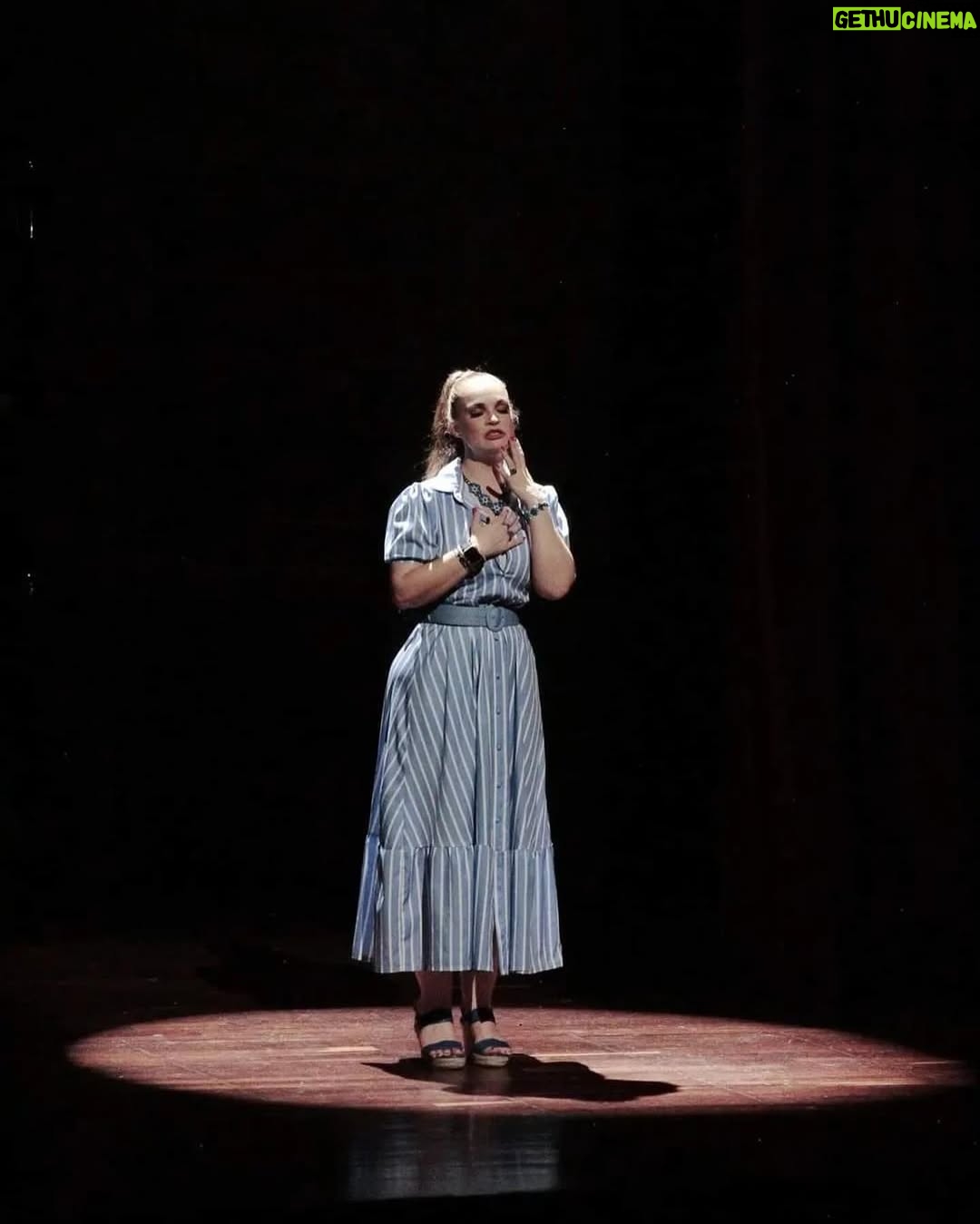 Ana Patricia Rojo - 1.2K Likes - Gracias Tuxtla Gutiérrez por la funciones de ayer.. Gracias por las fotos @lyamisai 📸 Gracias por el café delicioso que me obsequiaron por las risas y los aplausos. Nos vemos el miércoles 3 en Tehuacán Puebla. Feliz inicio de mes a todos.. Bendiciones y alegrías #anapatriciarojo #lasleonas