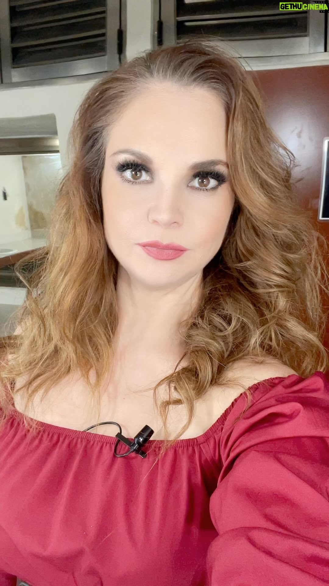 Ana Patricia Rojo - 2.4K Likes - Gracias niñas por mis regalos hermosos y gracias al bello público que nos acompañó en esta primera función… Vamos por la segunda!! @lasleonasteatro
