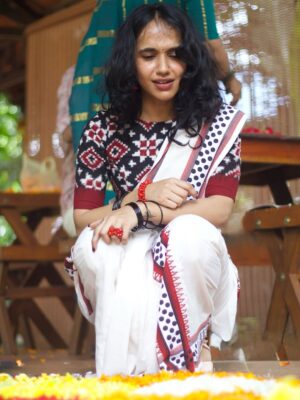 Anagha Ravi Instagram - and here I present my onam face 🤡🌺
this song has my love 💜
📸 @asif_k_hamza