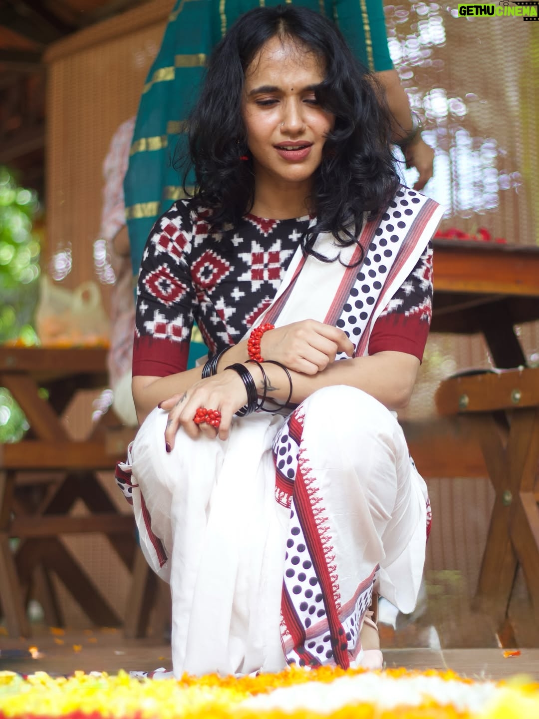 Anagha Ravi - 133.8K Likes - and here I present my onam face 🤡🌺 

this song has my love 💜

📸 @asif_k_hamza