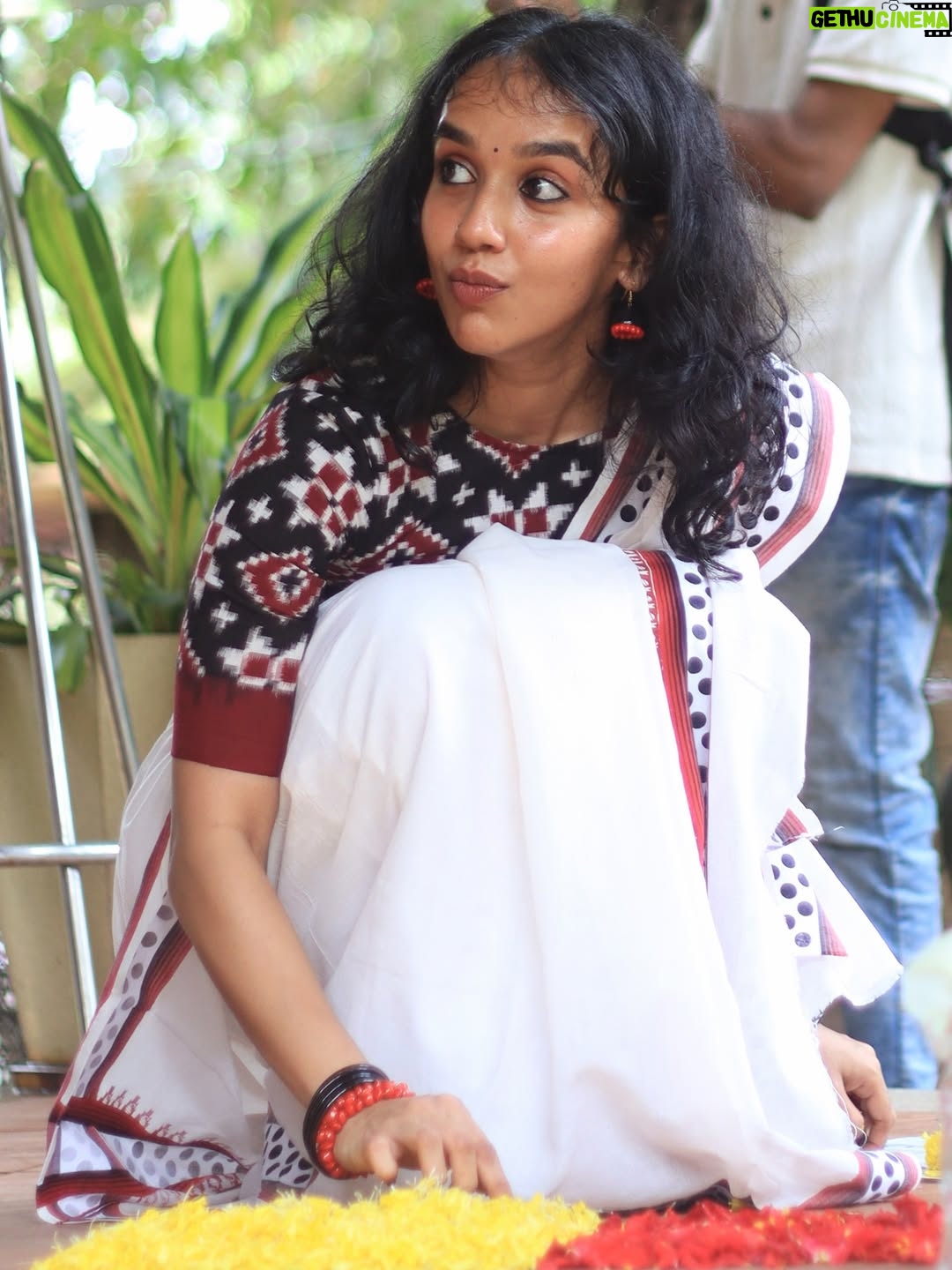 Anagha Ravi - 131.5K Likes - To another Onam, I am truly grateful to sadhya, all my friends and family 🌸
And apparently I have no pictures away from the floor and pookalam 😌.