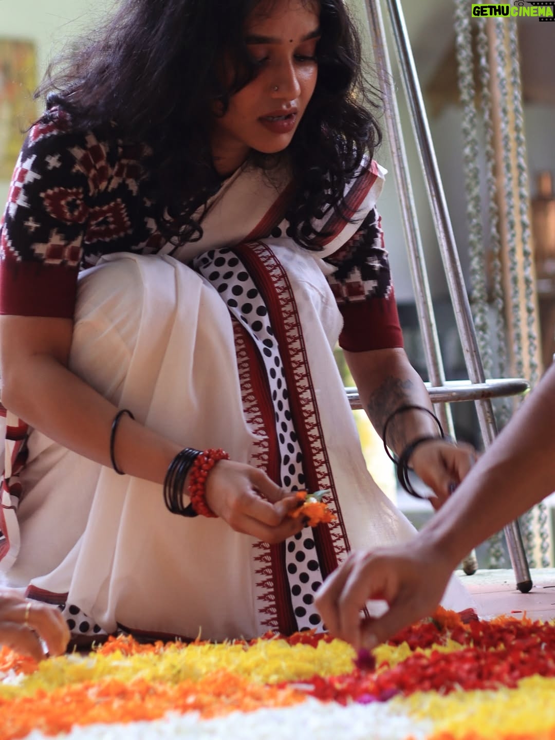 Anagha Ravi - 131.5K Likes - To another Onam, I am truly grateful to sadhya, all my friends and family 🌸
And apparently I have no pictures away from the floor and pookalam 😌.