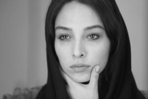 Anahita Dargahi Instagram - دوستان عزیزم
از این‌که در چند روز گذشته با پیام‌های پرمهر خودتون جویای احوال‌م بودید ممنونم.
روزهای سخت به دلگرمی شما طی می‌شه.
امروز کمی بهترم و دارم مراحل درمان‌م رو در بیمارستان ادامه می‌دم.
از کادر درمان بیمارستان نیکان غرب، دکتر تابش و دکتر سروش مدیران بیمارستان و پزشک معالج‌م دکتر طبرسی تشکر می‌کنم.
به امید روزی که شر این بیماری از سر جهان کم بشه.
#آناهيتا_درگاهى
@hoseinhajibabaei