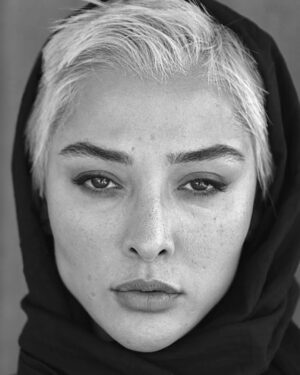 Anahita Dargahi Instagram - .
"مادرخوانده" با آناهیتا درگاهی به شبکه خانگی می‌آید
.
#سریال_مادرخوانده به کارگردانی و نویسندگی  امیر پورکیان و تهیه‌کنندگی مهدی یاری با بازی #آناهیتا_درگاهی، به شبکه خانگی می‌آید. 
.
همزمان با قرار گرفتن سریال "مادر خوانده" در مسیر پخش، از تست گریم بازیگر اصلی فیلم رونمایی شد.
.
به جز آناهیتا درگاهی در نقش مادرخوانده، هنرپیشه‌هایی مختلف در این سریال حضور دارند و ازجمله بهاره کیان افشار، پژمان بازغی، شهاب مظفری، هامون سیدی، علی استادی، لادن ژافه وند ، حسین مهری، مجید نوروزی، آیدا ماهیانی با معرفی حامد رسولی، ستاره پروین و بهزاد هاشمی.
.
آناهیتا درگاهی در "مادرخوانده" ایفاگر یکی از کاراکترهای زنانه منحصربفرد سال‌های اخیر سینمای و شبکه خانگی است.
.
سریال "مادرخوانده" به کارگردانی امیر پورکیان و تهیه‌کنندگی #مهدی_یاری، از محصولات موسسه سرورسانه پارسیان است و به زودی در شبکه خانگی عرضه خواهد شد.
.
#امیر_پورکیان که پیش از این سریال مخاطب‌پسند "ممنوعه" را به تهیه‌کنندگی برادران یاری به شبکه خانگی ارائه داده بود، در "مادرخوانده" قصه‌ای پیچیده و چندوجهی را با شیوه‌ای تازه روایت کرده است.
.
در شعار نمادین "مادرخوانده" چنین آمده: فرصت پدرخوانده‌ها به سر رسید، حالا دورانِ مادر خوانده‌هاست!؟
.

@amirpourkian 
@mehdi.yari_persiansarv 
@baharekianafshar 
@pejmanbazeghi.official 
@shahab_mozaffari 
@majid_norouzi 
@ladanzhafe 
@aida_mahiani 
@mir_hamoun
@alirezaostadi.official 
@hoseinmehrii 
@sadeghyariofficial
گریم : @saeedsam.mua@
@idaho_nz طراح لباس
@ramona.mirian عکس