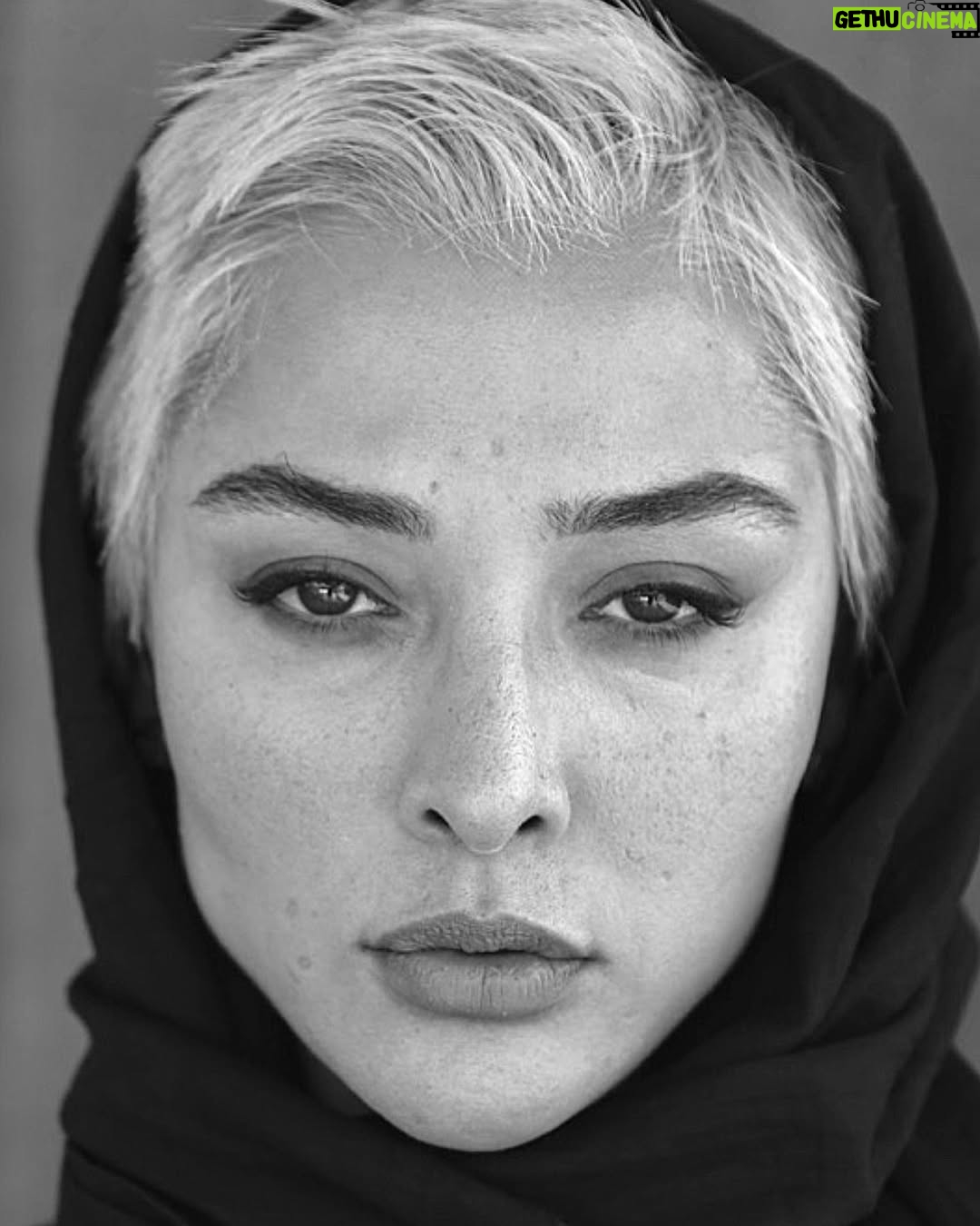 Anahita Dargahi - 149.8K Likes - .
"مادرخوانده" با آناهیتا درگاهی به شبکه خانگی می‌آید
.
#سریال_مادرخوانده به کارگردانی و نویسندگی  امیر پورکیان و تهیه‌کنندگی مهدی یاری با بازی #آناهیتا_درگاهی، به شبکه خانگی می‌آید. 
.
همزمان با قرار گرفتن سریال "مادر خوانده" در مسیر پخش، از تست گریم بازیگر اصلی فیلم رونمایی شد.
.
به جز آناهیتا درگاهی در نقش مادرخوانده، هنرپیشه‌هایی مختلف در این سریال حضور دارند و ازجمله بهاره کیان افشار، پژمان بازغی، شهاب مظفری، هامون سیدی، علی استادی، لادن ژافه وند ، حسین مهری، مجید نوروزی، آیدا ماهیانی با معرفی حامد رسولی، ستاره پروین و بهزاد هاشمی.
.
آناهیتا درگاهی در "مادرخوانده" ایفاگر یکی از کاراکترهای زنانه منحصربفرد سال‌های اخیر سینمای و شبکه خانگی است.
.
سریال "مادرخوانده" به کارگردانی امیر پورکیان و تهیه‌کنندگی #مهدی_یاری، از محصولات موسسه سرورسانه پارسیان است و به زودی در شبکه خانگی عرضه خواهد شد.
.
#امیر_پورکیان که پیش از این سریال مخاطب‌پسند "ممنوعه" را به تهیه‌کنندگی برادران یاری به شبکه خانگی ارائه داده بود، در "مادرخوانده" قصه‌ای پیچیده و چندوجهی را با شیوه‌ای تازه روایت کرده است.
.
در شعار نمادین "مادرخوانده" چنین آمده: فرصت پدرخوانده‌ها به سر رسید، حالا دورانِ مادر خوانده‌هاست!؟
.

@amirpourkian 
@mehdi.yari_persiansarv 
@baharekianafshar 
@pejmanbazeghi.official 
@shahab_mozaffari 
@majid_norouzi 
@ladanzhafe 
@aida_mahiani 
@mir_hamoun
@alirezaostadi.official 
@hoseinmehrii 
@sadeghyariofficial
گریم : @saeedsam.mua@
@idaho_nz طراح لباس
@ramona.mirian عکس