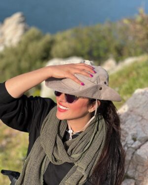 Anahita Dargahi Instagram - باد داشت کلاهمو میبرد 
🤠😂🙌