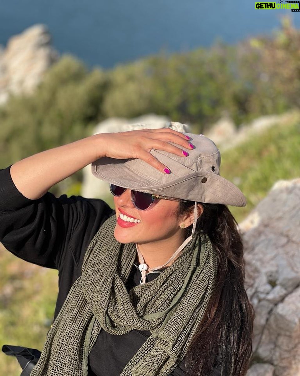 Anahita Dargahi - 100K Likes - باد داشت کلاهمو میبرد 
🤠😂🙌