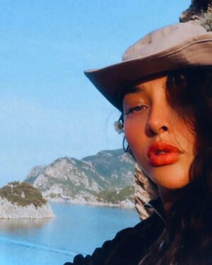 Anahita Dargahi Instagram - من و همسفر یک روزه‌ی گوش راستم
 "گل‌ بابونه"
👩🏻‍🌾🙌🏻