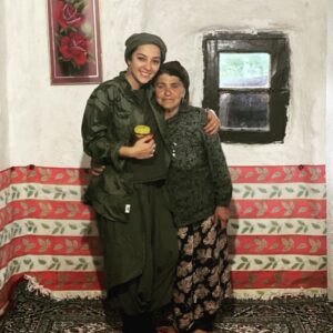 Anahita Dargahi Instagram - گل خانم گفت : بیا عسل ببر مادر
 یه کم  کامت شیرین بشه زمونه ی سختی شده 🌼🍯
#آناهيتا_درگاهى