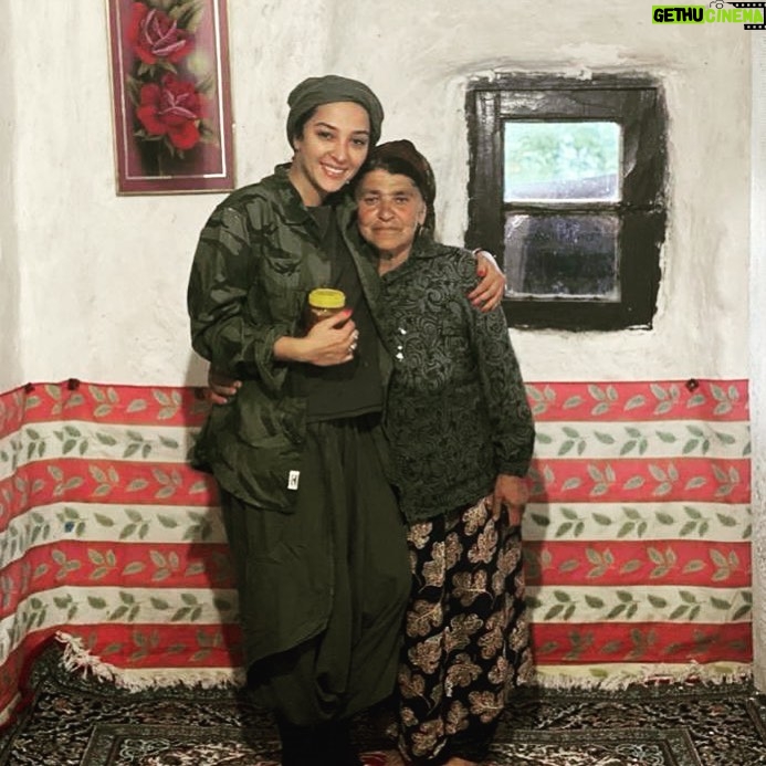 Anahita Dargahi - 121.8K Likes - گل خانم گفت : بیا عسل ببر مادر
 یه کم  کامت شیرین بشه زمونه ی سختی شده 🌼🍯
#آناهيتا_درگاهى