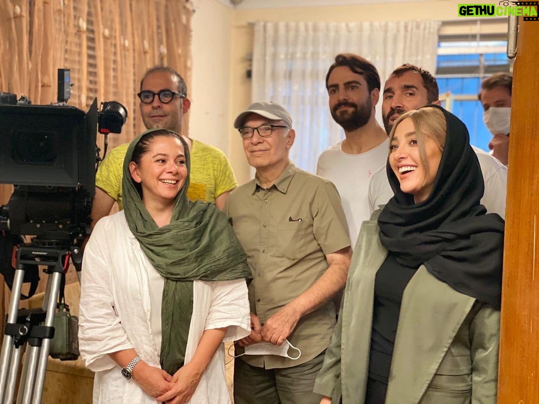Anahita Dargahi - 53.5K Likes - جای خیلی ها در این قاب خالیه 
#جوجه_تيغى 
#مستانه_مهاجر 
#محمود_كلاري 
#آناهيتا_درگاهي
عکس:کوروش جوان