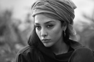 Anahita Dargahi Instagram - خاطرات خيلی عجیب هستند
گاهی اوقات می خندیم به روزهایی که گریه می کردیم ،و گاهی گریه می کنیم به یاد روزهایی که می خندیدیم.

هاروکی موراکامی
عکس @hoseinhajibabaei 
#آناهيتا_درگاهى