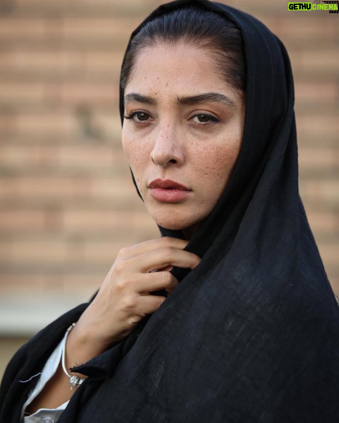 Anahita Dargahi - 149.8K Likes - .
"مادرخوانده" با آناهیتا درگاهی به شبکه خانگی می‌آید
.
#سریال_مادرخوانده به کارگردانی و نویسندگی  امیر پورکیان و تهیه‌کنندگی مهدی یاری با بازی #آناهیتا_درگاهی، به شبکه خانگی می‌آید. 
.
همزمان با قرار گرفتن سریال "مادر خوانده" در مسیر پخش، از تست گریم بازیگر اصلی فیلم رونمایی شد.
.
به جز آناهیتا درگاهی در نقش مادرخوانده، هنرپیشه‌هایی مختلف در این سریال حضور دارند و ازجمله بهاره کیان افشار، پژمان بازغی، شهاب مظفری، هامون سیدی، علی استادی، لادن ژافه وند ، حسین مهری، مجید نوروزی، آیدا ماهیانی با معرفی حامد رسولی، ستاره پروین و بهزاد هاشمی.
.
آناهیتا درگاهی در "مادرخوانده" ایفاگر یکی از کاراکترهای زنانه منحصربفرد سال‌های اخیر سینمای و شبکه خانگی است.
.
سریال "مادرخوانده" به کارگردانی امیر پورکیان و تهیه‌کنندگی #مهدی_یاری، از محصولات موسسه سرورسانه پارسیان است و به زودی در شبکه خانگی عرضه خواهد شد.
.
#امیر_پورکیان که پیش از این سریال مخاطب‌پسند "ممنوعه" را به تهیه‌کنندگی برادران یاری به شبکه خانگی ارائه داده بود، در "مادرخوانده" قصه‌ای پیچیده و چندوجهی را با شیوه‌ای تازه روایت کرده است.
.
در شعار نمادین "مادرخوانده" چنین آمده: فرصت پدرخوانده‌ها به سر رسید، حالا دورانِ مادر خوانده‌هاست!؟
.

@amirpourkian 
@mehdi.yari_persiansarv 
@baharekianafshar 
@pejmanbazeghi.official 
@shahab_mozaffari 
@majid_norouzi 
@ladanzhafe 
@aida_mahiani 
@mir_hamoun
@alirezaostadi.official 
@hoseinmehrii 
@sadeghyariofficial
گریم : @saeedsam.mua@
@idaho_nz طراح لباس
@ramona.mirian عکس