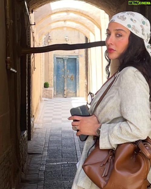 Anahita Dargahi - 64.7K Likes - از مجموعه عکسهای یزد زیبا
عاشق معماری خشتی یزد شدم
چقدر زیباست
شهر بادگیرها☀️🙌🏻

عکس @maralmohajer_